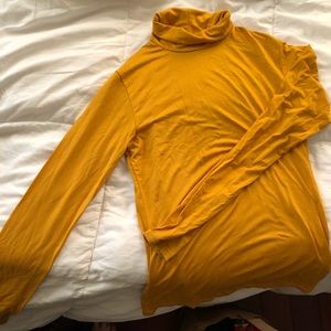 Mustard yellow heat-tech turtle neck